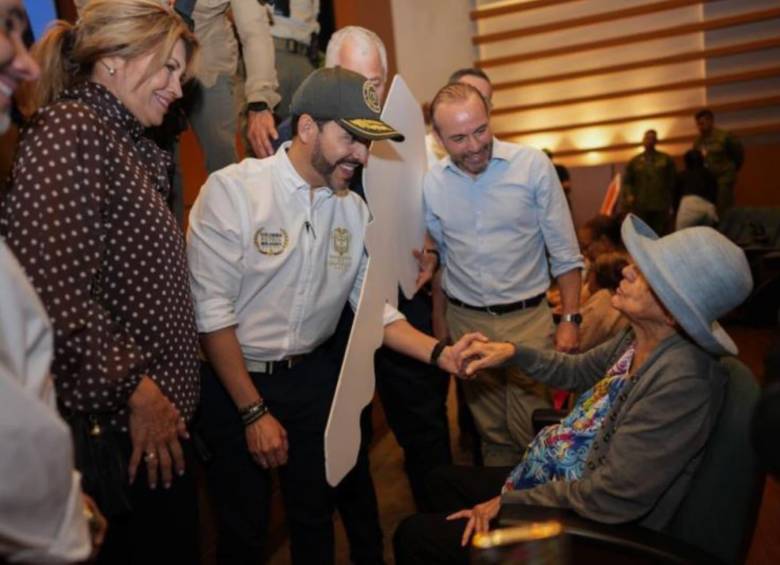 Para salir de Bogotá, Abelardo de la Espriella ha designado a varias personas al frente de los territorios. Faltan todavía por nombrar en Cali, Barranquilla y Medellín. En la foto está junto al alcalde de Cali, Alejandro Eder. FOTO Cortesía 