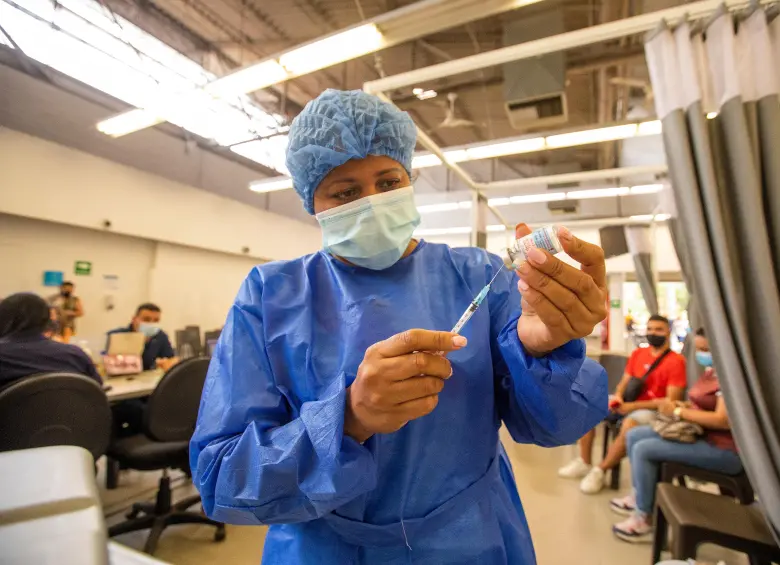 Imágenes que parecían de una película de ciencia ficción se volvieron realidad. Las medidas de protección resultaron insuficientes ante el mortal virus del Covid-19 que cobró la vida de millones de personas en todo el mundo. FOTO EL COLOMBIANO, getty y afp