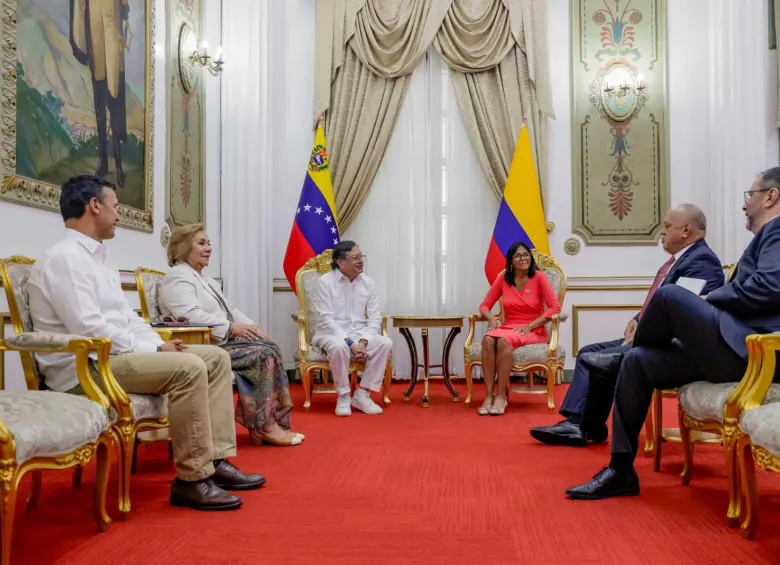 Ambos líderes se reunieron en Caracas para abordar una hoja de ruta que va desde el orden público hasta alianzas estratégicas. FOTO: Tomada de redes sociales @infopresidencia
