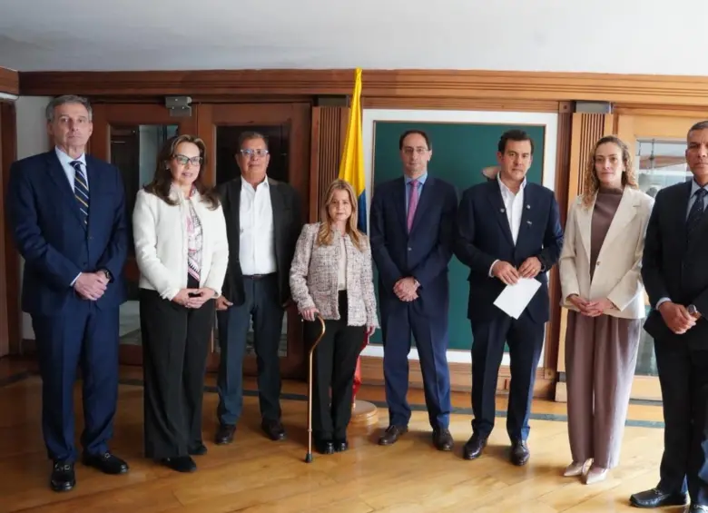 Ministros confirmados del nuevo gobierno. De izquierda a derecha: Miguel Gómez Martínez, ministro de Hacienda; Viviane Morales, MinEducación; Fabio Arjona, MinAmbiente; Elsa Noguera, MinTransporte; José Manuel Restrepo, vicepresidente; Rodrigo Lara, MinInterior; Juliana Gutiérrez, MinDeportes; General Jorge Mora, Mindefensa. Foto: cortesía