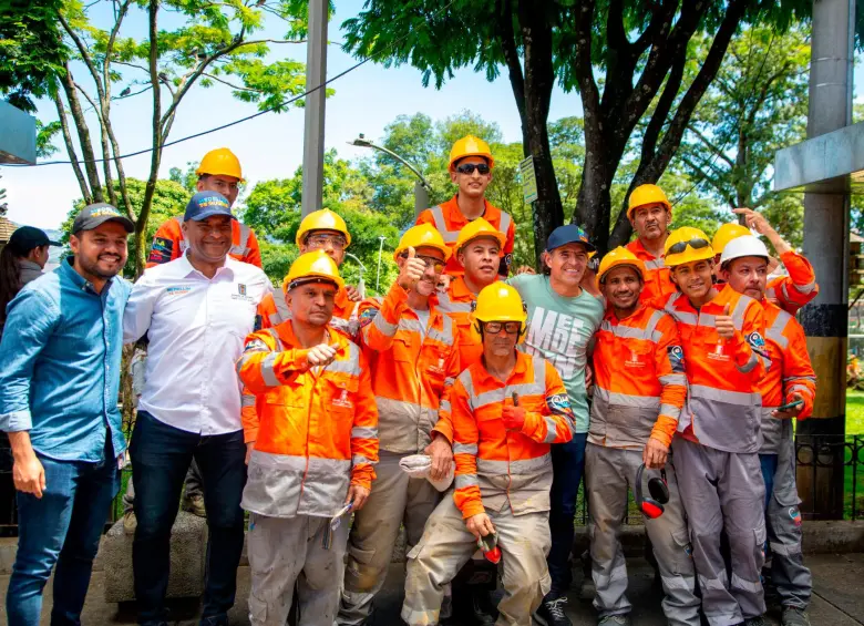 Las cuadrillas de la alcaldía llegan hasta los barrios para mejorar la infraestructura urbana, de la mano del alcalde Federico Gutiérrez. Foto: Cortesía