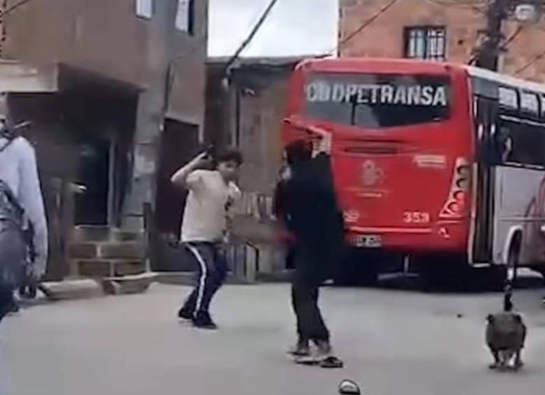 Una de las peleas entre jóvenes registrada en video. FOTO: Imagen tomada de redes