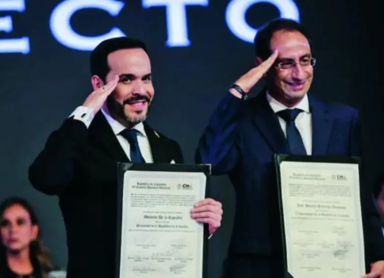 Abelardo De la Espriella y José Manuel Restrepo recibieron ayer sus credenciales como presidente y vicepresidente. El acto estuvo encabezado por el CNE en Corferias, Bogotá. FOTO Colprensa 