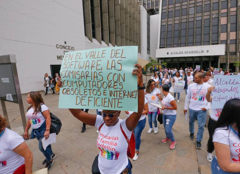 Con carteles, camisetas y chirimía, los comisarios de Familia de Medellín expresaron su descontento con el olvido y abandono en que los tiene la actual administración. FOTO esneyder gutiérrez