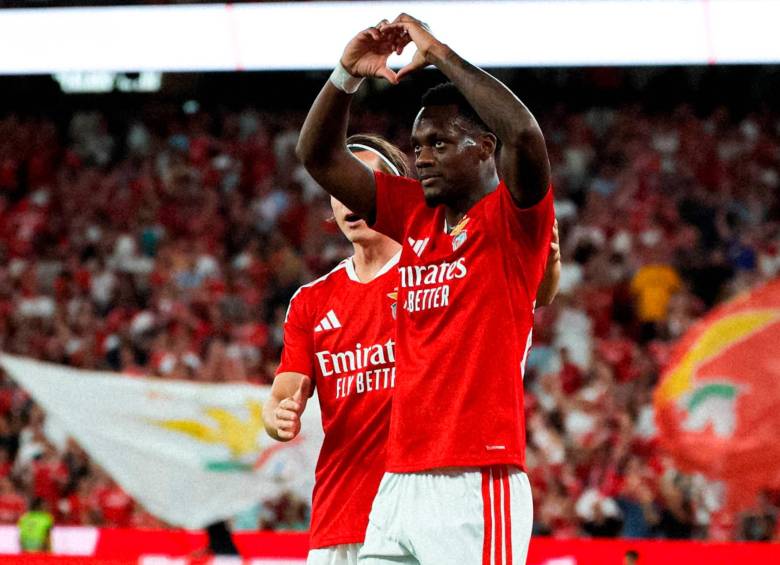 Jhon Jader Durán haciendo un corazón en su celebración. FOTO: X SLBenfica