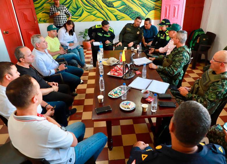 En la tarde de este miércoles hubo en Jericó un consejo de seguridad con las autoridades departamentales y locales. FOTO: Cortesía Gobernación