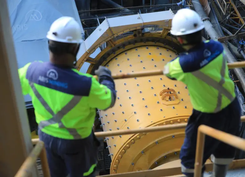 La nueva planta tiene un objetivo concreto: aumentar en un 50% la capacidad de procesamiento, pasando de 2.000 a 3.000 toneladas diarias. Esto le permitirá a Aris Mining producir hasta 300.000 onzas de oro al año.