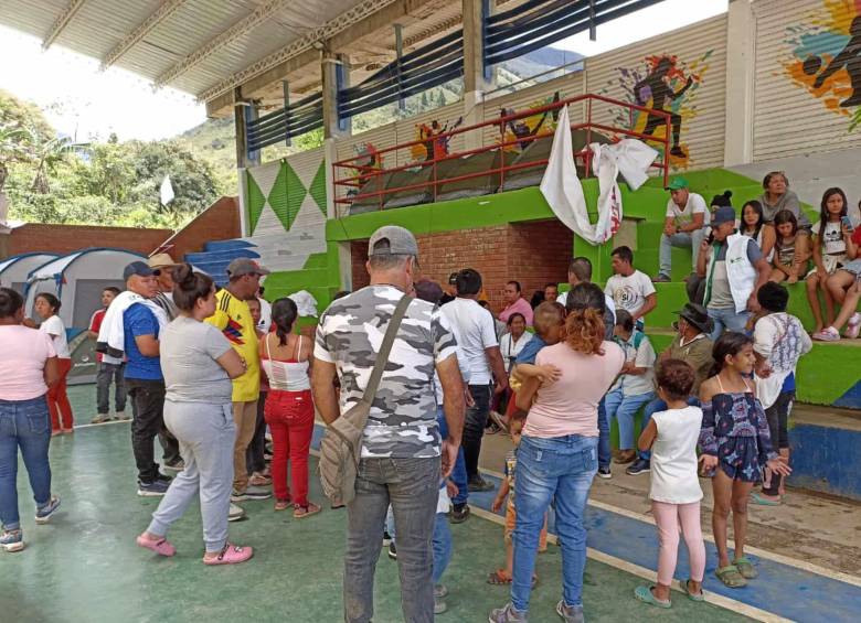 Las familias salieron desde esta madrugada por temor a los combates en sus veredas. FOTO: Colprensa