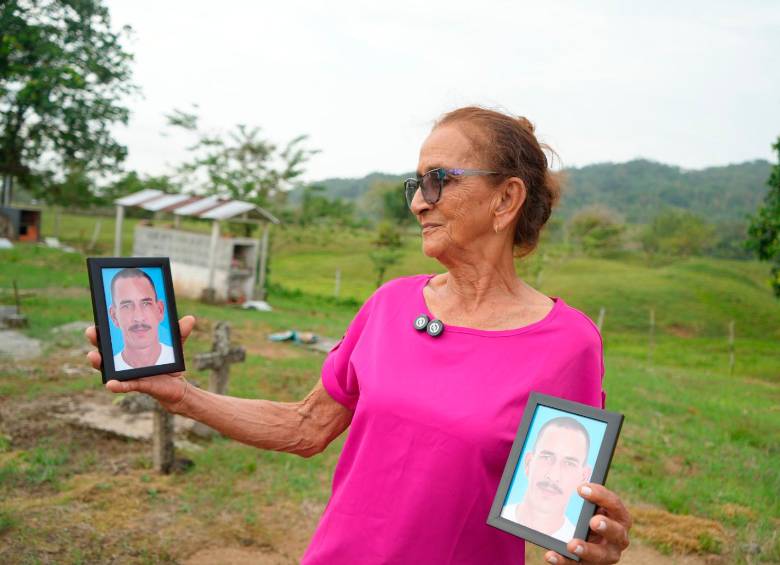 Alba muestra el retrato de su hijo Nevardo Escudero Rodríguez, desapareció hace 17 años. FOTO UBPD 