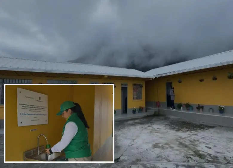 Adelante, uno de los dispositivos instalados. Atrás, uno de los colegios beneficiados en Liborina. FOTO: Cortesía