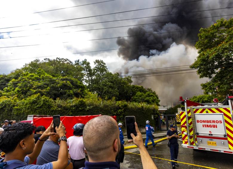 En la imagen, uno de los más recientes incendios que tuvo lugar en el municipio de Itagüí, al sur del Valle de Aburrá. Algunas personas grabaron la conflagración. FOTO Camilo Suárez.