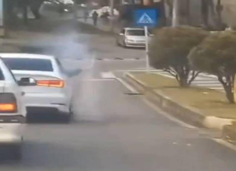 Momento en el que desde un auto en movimiento lanzan un volador en una zona industrial de Sabaneta. FOTO: Cortesía Denuncias Antioquia