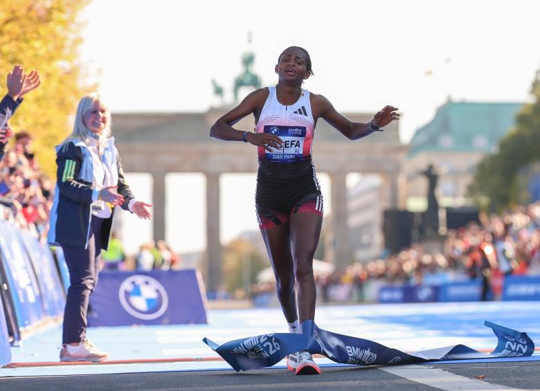 La atleta keniana Tigst Assefa, de 29 años, ganó la Maratón de Berlín 2026 que se corrió el domingo 27 de septiembre. Cruzó la meta con el tendón de aquiles roto por completo; después se fue al suelo. FOTO GETTY