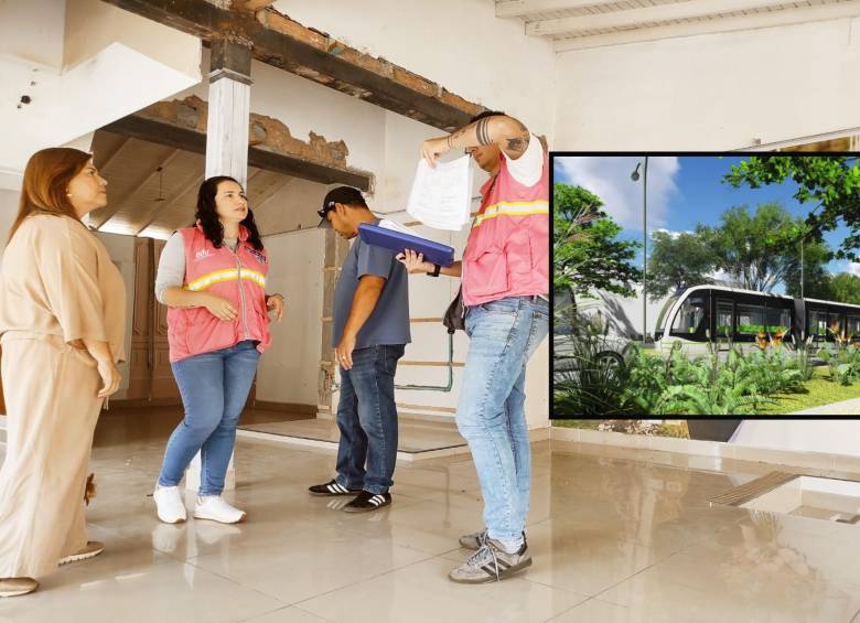 Unos de los propietarios durante la entrega de su inmueble al proyecto Metro de La 80. FOTO: Cortesía