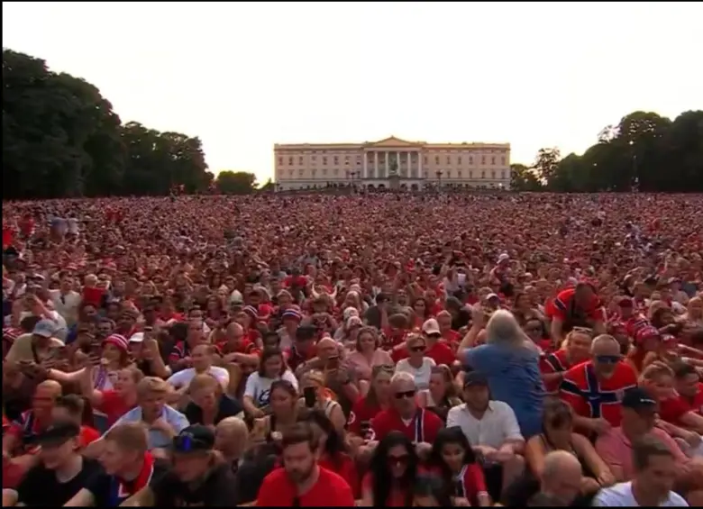 Más de 90.000 aficionados recibieron a la selección de Noruega en Oslo. FOTO: Captura