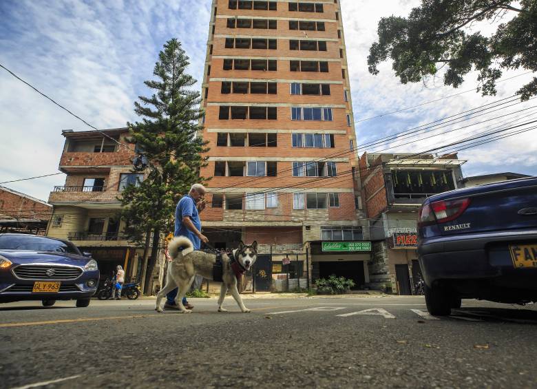 La historia del edificio de 30 pisos que lleva 15 años años sin terminarse en Aranjuez, en Medellín