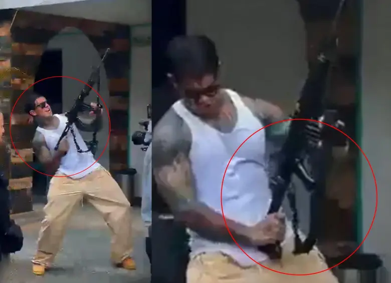 Yeferson Cossio manipuló fusil de la Policía durante entrega de ayudas en Chocó. Foto: captura de video redes sociales @ClauRomeroNader