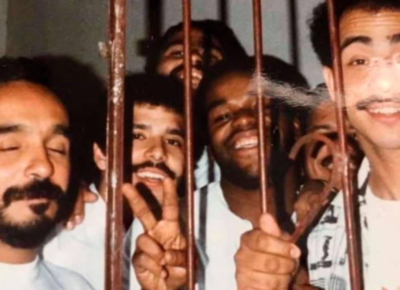 Esta es la foto que compartió Willie Colón de su arresto en Medellín. FOTO: Tomada de X @williecolon