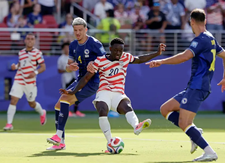 Folarin Balogun, de 24 años, anotó el primer gol de Estados Unidos ante Bosnia. Es el goleador de su equipo. Después fue expulsado. FOTO Getty 