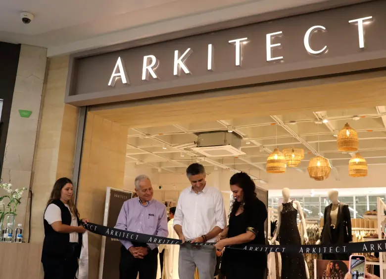 Lucía de la Pava, gerente Textil y Hogar del Éxito cortó la cinta con la que la organización comercial inauguró su nueva boutique. La observan Carlos Calleja, presidente del Éxito y Carlos Mario Giraldo, gerente de la compañía. FOTO cortesía Éxito