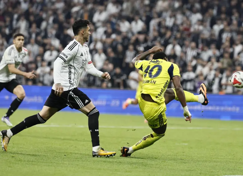 Momento del chute de Jhon Durán para hacer ganar a su equipo 3-2 en el clásico vs. Beşiktaş. FOTO: Tomada de redes sociales @Fenerbahce