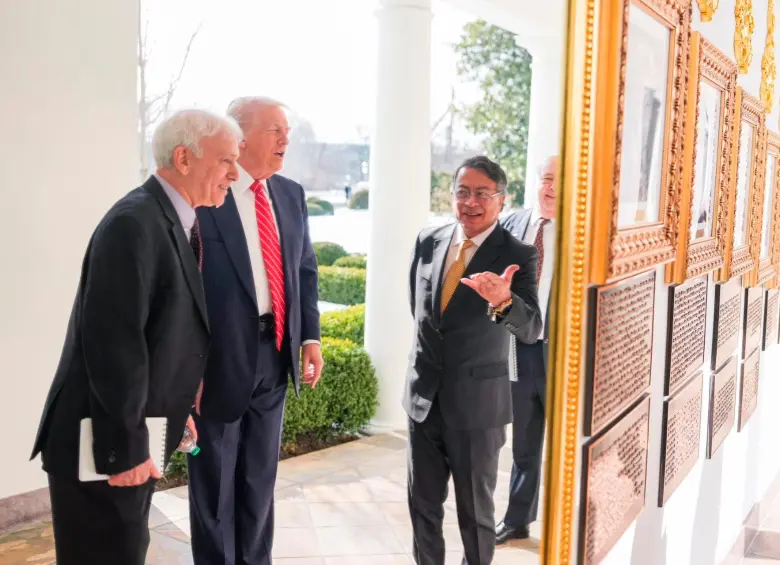 Los dos mandatarios intercambiaron comentarios a través de un traductor antes de iniciar la caminata por el ‘Paseo de la fama presidencial’ de la Casa Blanca. FOTO: Tomada de X @infopresidencia