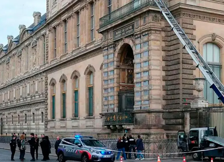 Por esta parte de la fachada del Louvre ingresaron los ladrones que, en ocho minutos, se llevaron las joyas de la corona francesa. FOTO: AFP
