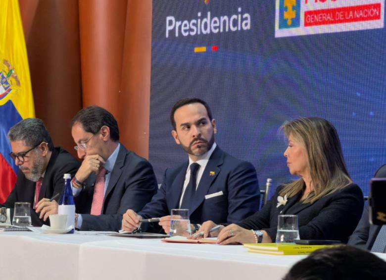Abelardo de la Espriella presenta, junto a su vicepresidente José Manuel Restrepo, un libro con presuntos hallazgos del gobierno Petro a la Fiscalía, la Contraloría y la Procuraduría. FOTO: @jrestrp