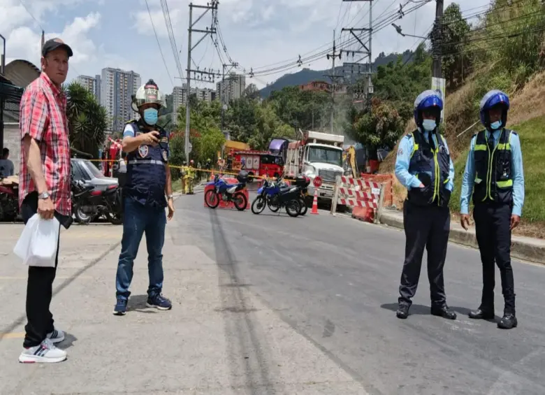 Agentes de tránsito y personal de bomberos debieron cerrar la vía de la zona. FOTO: imagen tomada de redes 