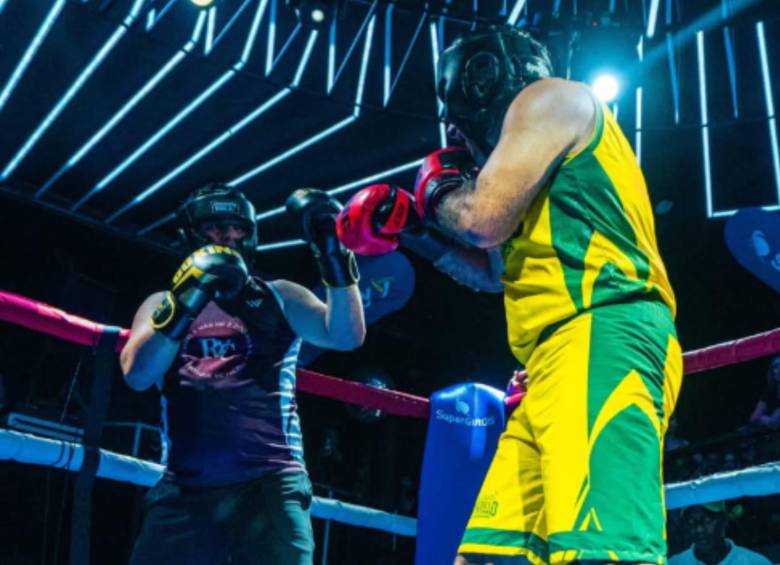 De vinotinto, el alcalde de Florencia Marlon Monsalve, de amarillo, el gobernador de Caquetá Luis Francisco Ruiz, enfrentados en un ring de boxeo. Foto: Redes sociales.