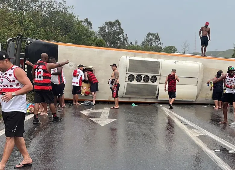 De acuerdo con la Policía Federal de Carreteras, el siniestro ocurrió en el kilómetro 281 de la vía, en dirección a São Paulo, cuando pretendían llegar a Argentina. FOTO: Tomada de redes sociales @tsmnoticias