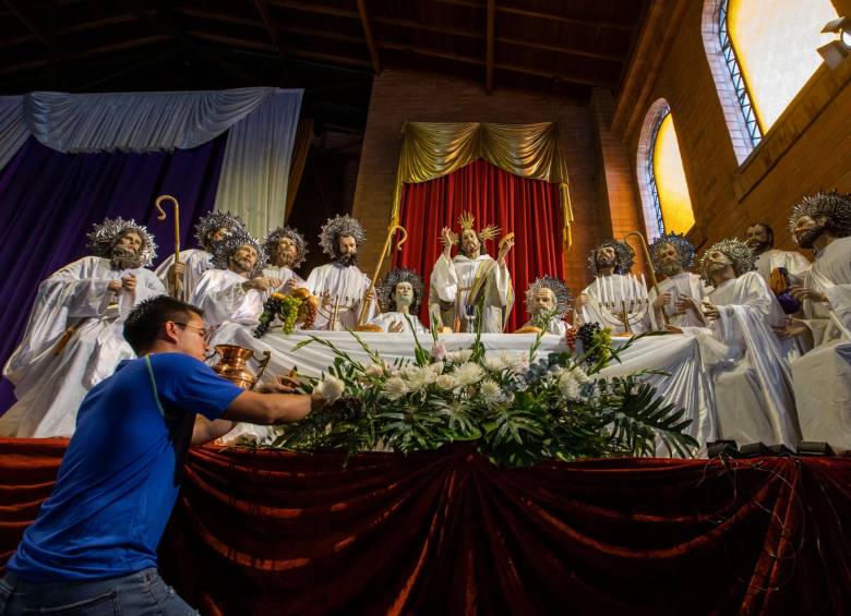 La Última Cena, con Cristo y los doce apóstoles todos vestidos de blanco, cautivará a los feligreses en los días santos que quedan de hoy hasta el domingo. FOTOs edwin bustamante