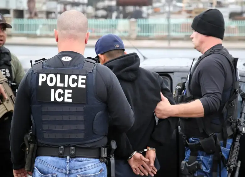 Los agentes de Inmigración y Control de Aduanas (ICE) en medio de un operativo antimigratorio en las calles de Estados Unidos. FOTO: ICE