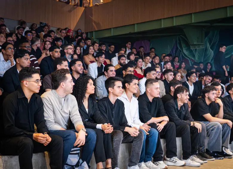 Riwi ya formó a 1.500 jóvenes en Medellín y Barranquilla y logra insertar laboralmente a más del 70% en menos de un año. Así funciona el modelo que busca cerrar el déficit de 100.000 desarrolladores en Colombia.