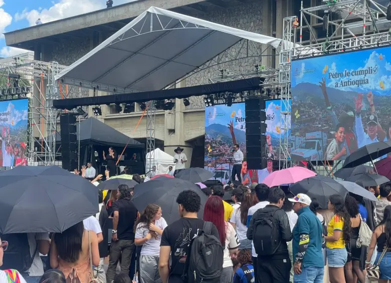 A Petro lo esperan hace 4 horas en la UdeA para su “rendición de cuentas” sobre salud
