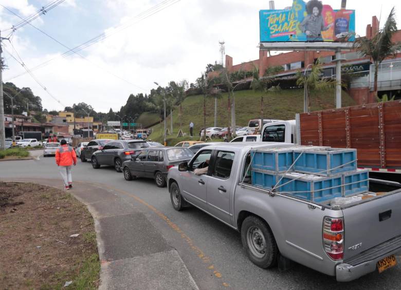 Las autoridades han pedido paciencia y tomar vías alternas. FOTO: CARLOS VELÁSQUEZ
