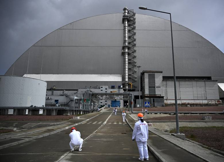 Representantes de los medios inspeccionan el Nuevo Confinamiento Seguro (NCS), construido sobre la cuarta unidad de potencia de la central nuclear de Chernóbil, durante una gira de prensa con motivo del 40.º aniversario del desastre de Chernóbil en la región de Kiev, Ucrania, el 23 de abril de 2026. El accidente se considera uno de los incidentes más graves en la historia de la energía nuclear. Foto de Yevhen Kotenko/NurPhoto vía AFP
