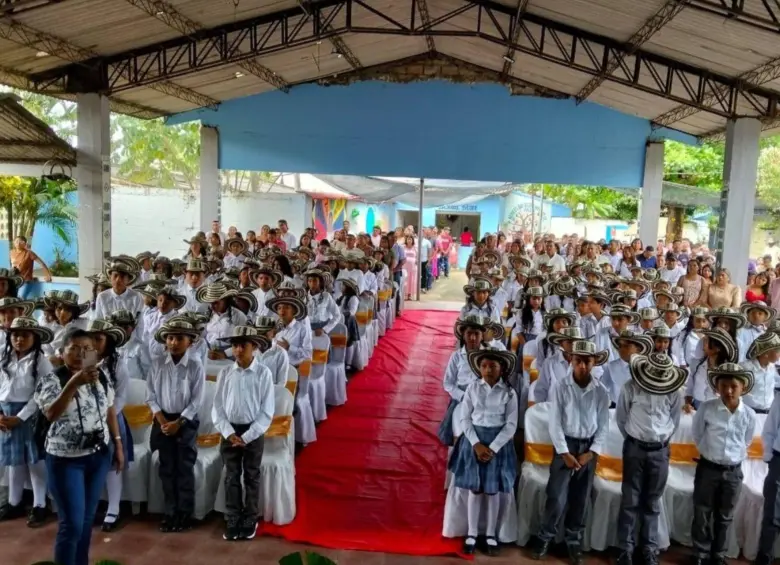 Estudiantes portan el sombrero vueltiao en vez del birrete para celebrar sus grados. Foto: Facebook Álvaro Ulcué Chocué