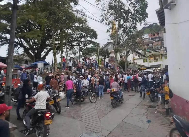 Llegada de desplazados al casco urbano de Briceño. FOTO: imagen tomada de redes