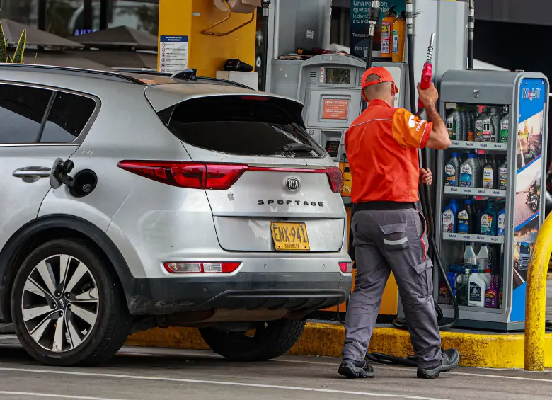 Según la tabla de precios del Ministerio de Minas y Energía, el galón de gasolina en Medellín vale $15.411 en marzo. FOTO MANUEL SALDARRIAGA