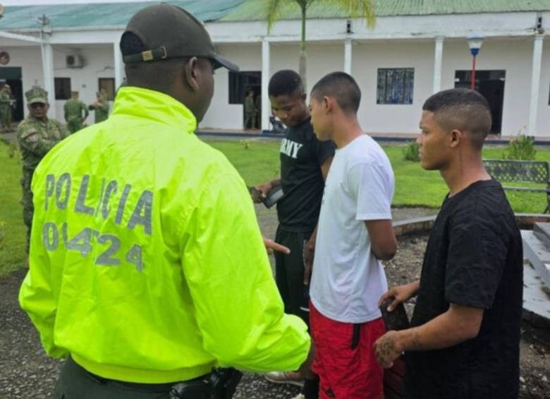 Los jóvenes soldados luego de ser capturados por las autoridades en Buenaventura. FOTO: Policía Nacional, Fiscalía General de la Nación