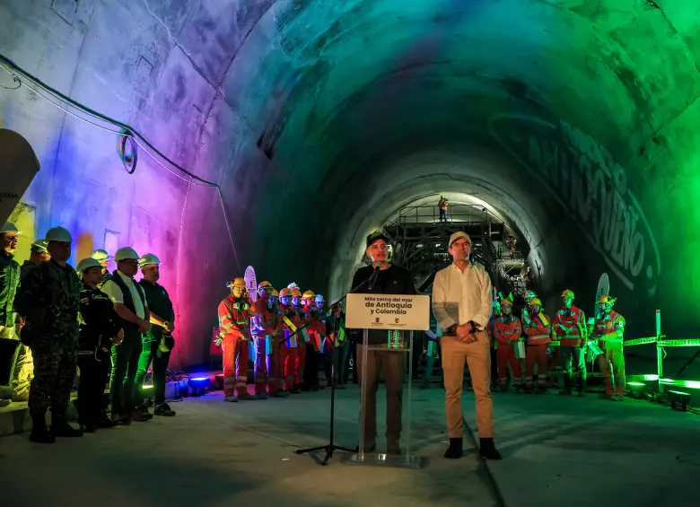Andrés Julián Rendón, gobernador de Antioquia, Federico Gutiérrez, alcalde de Medellín, y trabajadores del Túnel del Toyo. Foto: Cortesía. 