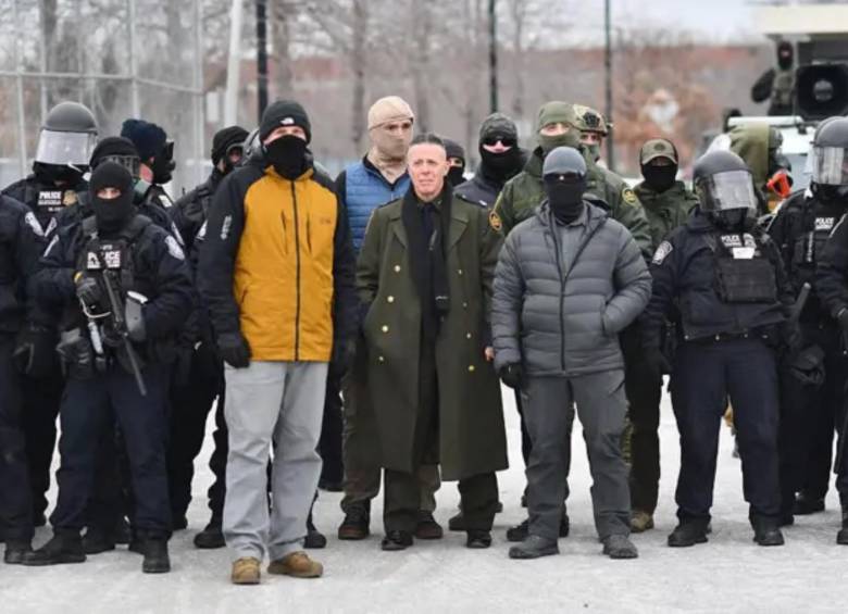 Bovino es el único de las autoridades de este tipo que no se tapa la cara en ningún momento de los operativos. FOTO: Getty