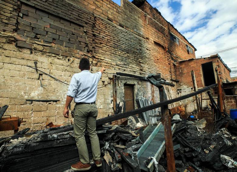 Según el Dagrd, este muro afectado por las llamas puede generar un riesgo de colapso en la estructura en la que funciona un inquilinato de Naranjal. Foto: Andrés Camilo Suárez Echeverry