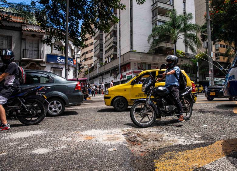 Las motos de bajo cilindraje y los taxis hacen parte de los vehículos beneficiarios con el subsidio. FOTO: CARLOS VELÁSQUEZ