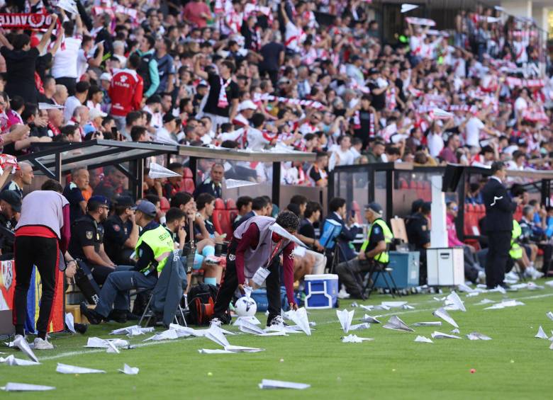 Aficionados del Rayo Vallecano protestaron en su estadio lanzando aviones de papel al terreno de juego. Foto: AFP