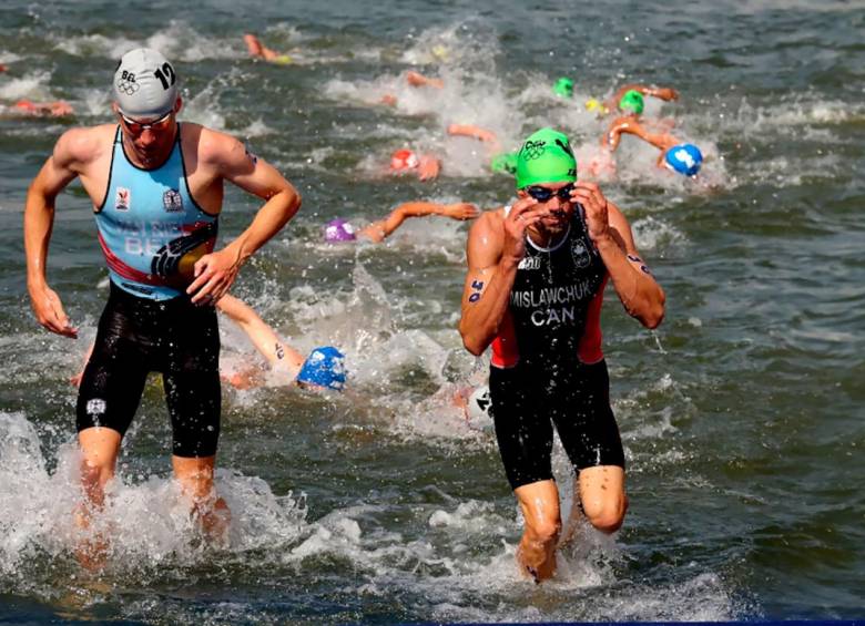 En la prueba de triatlón los competidores tuvieron que nadar 1,5 kilómetros en el río Sena. Foto: Getty Images