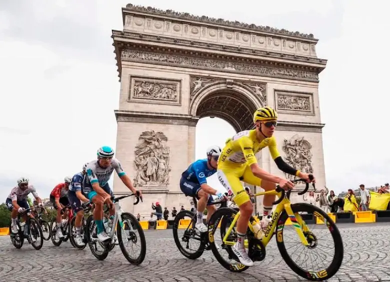 Tadej Pogacar, de 27 años y ya es considerado, por muchos, como el mejor ciclista de la historia. FOTO: AFP