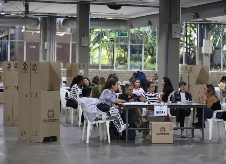La consulta del Pacto Histórico en Medellín registró una notoria ausencia de votantes. FOTOS: Camilo Suárez.