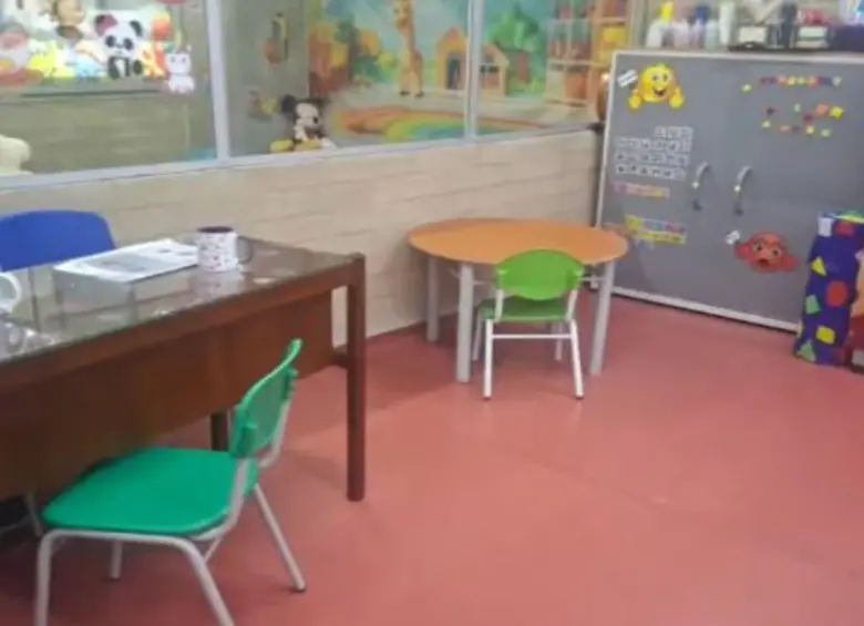 Imagen compartida en el Concejo de Envigado que muestra el puesto de estudio de una estudiante con síndrome de Down, excluida de sus compañeros. FOTO: imagen tomada de redes.